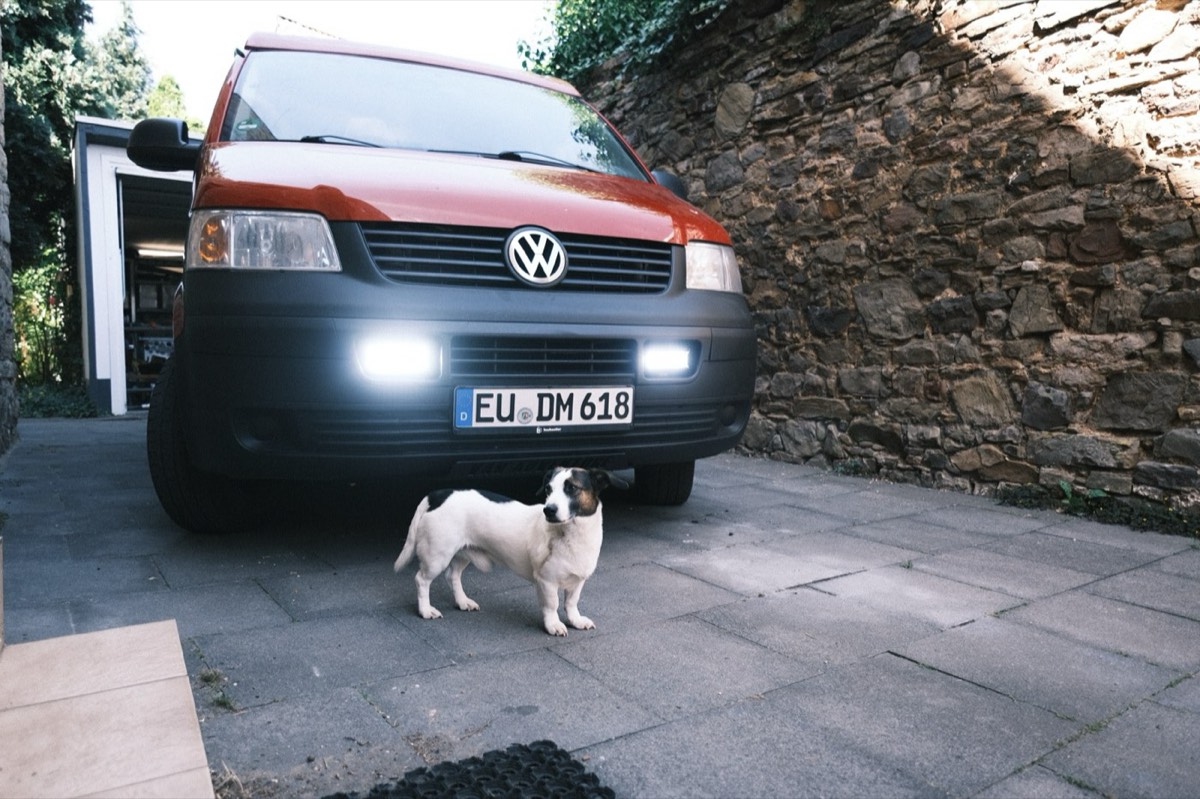 Arbeitsscheinwerfer fertig montiert in der Trittmulde der Frontschürze am VW T5