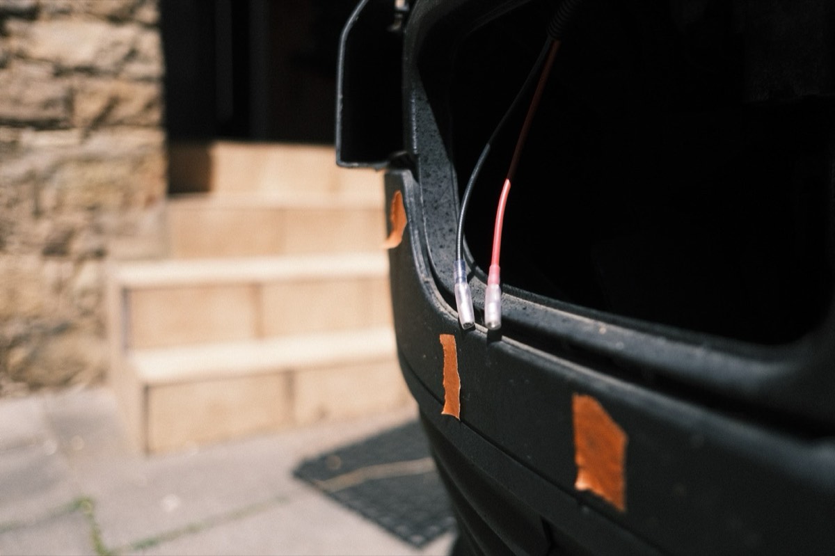 Verkabelung der Arbeitsscheinwerfer mit dem Osram-Kabelset im Motorraum des VW T5