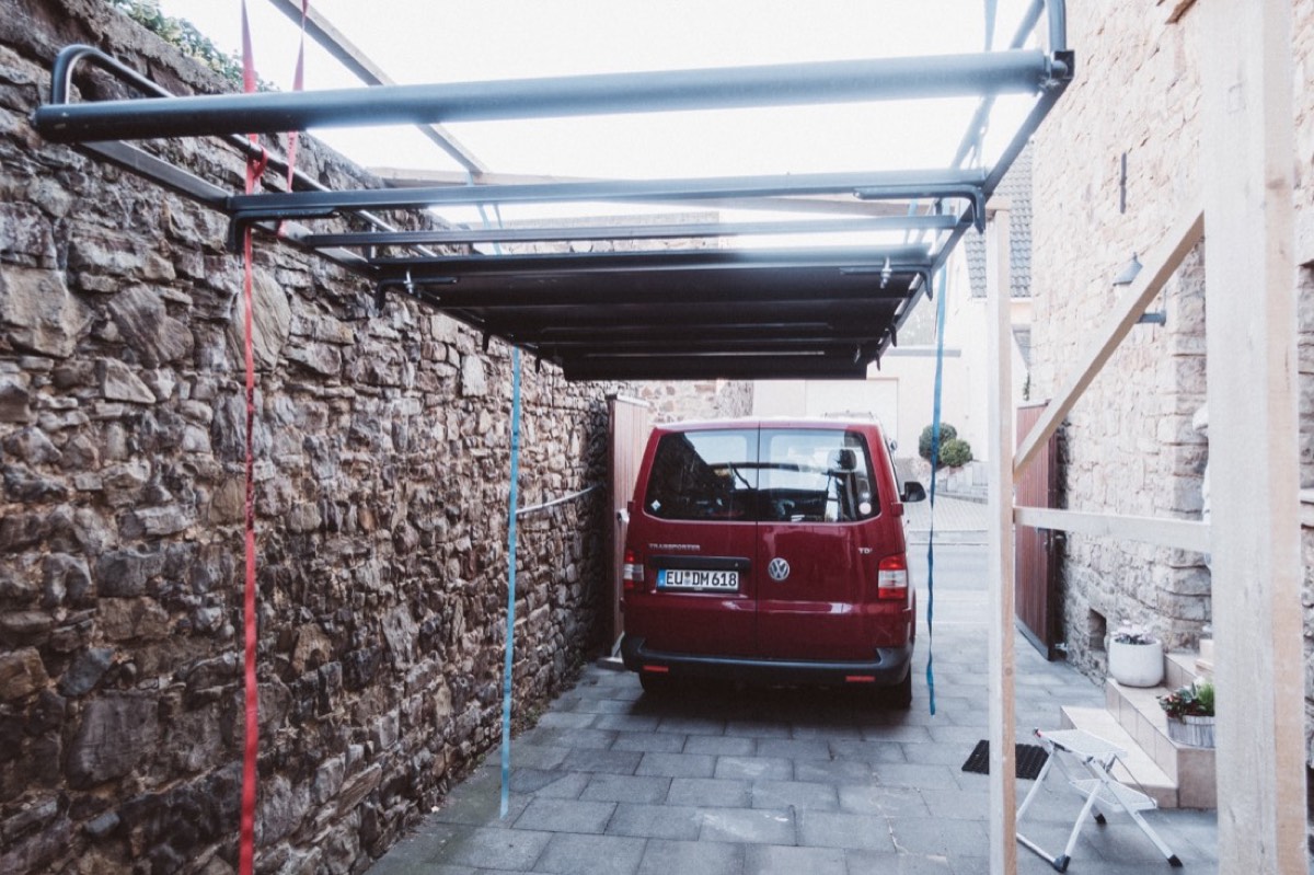 Steven demontiert den alten Dachträger mit einem wackeligen Holzgestell vom VW T5