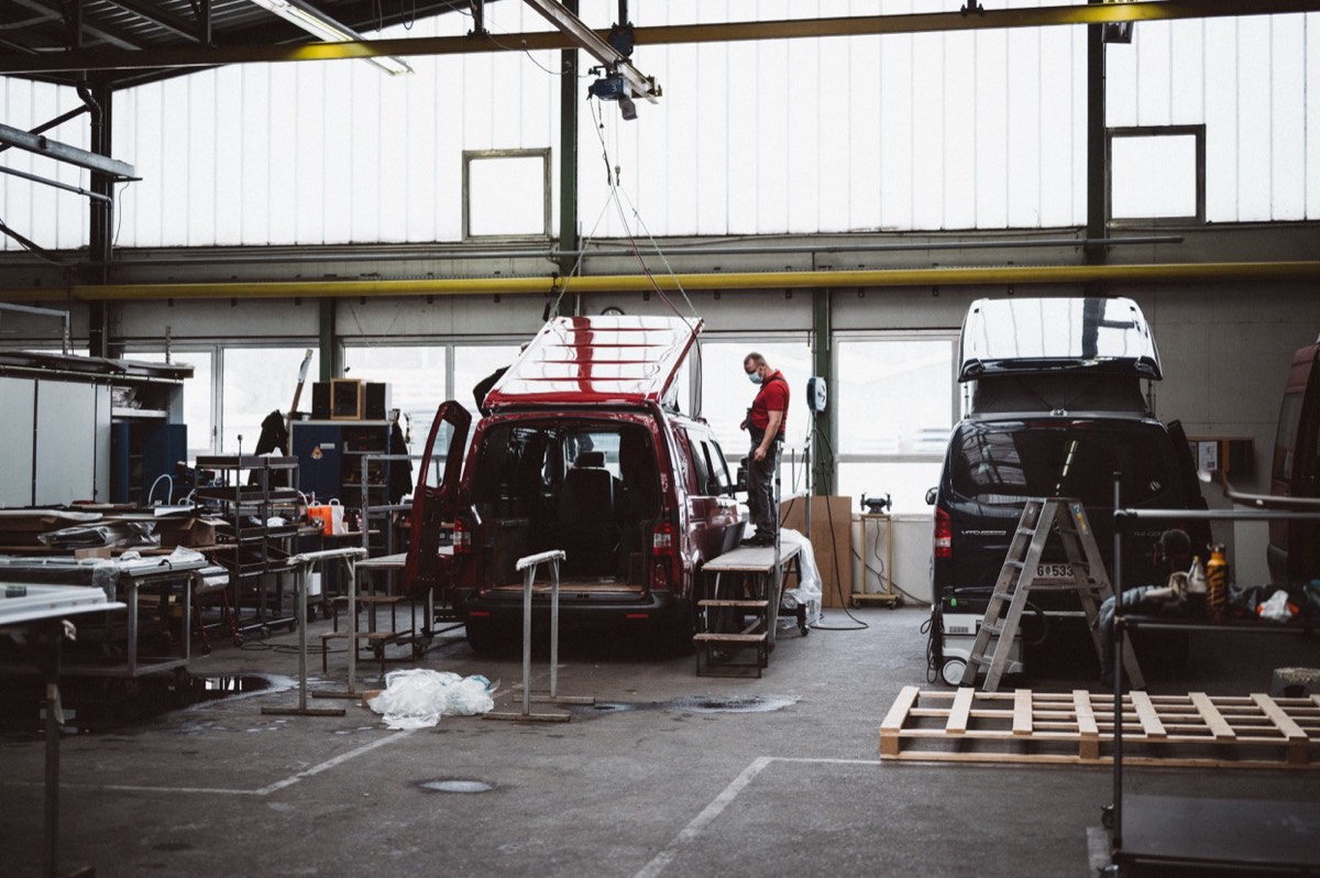 Das neue SCA-Aufstelldach wird auf den VW T5 gesetzt