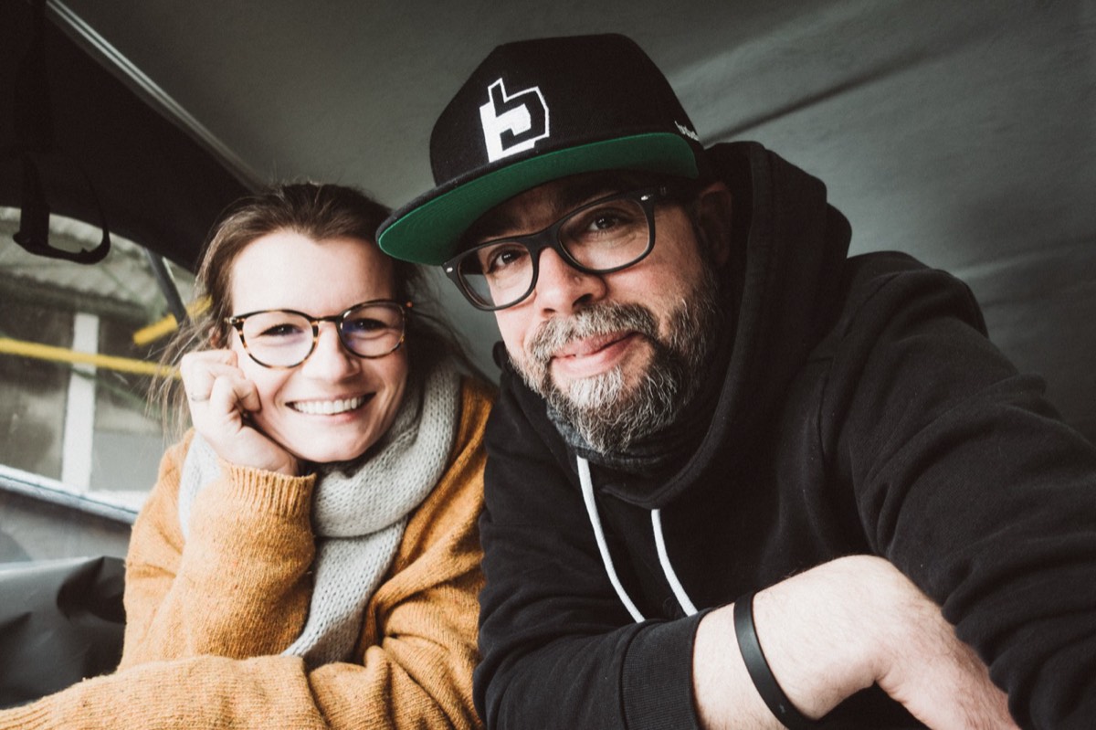 Steven beim ersten Probeliegen im neuen SCA-Aufstelldach des VW T5
