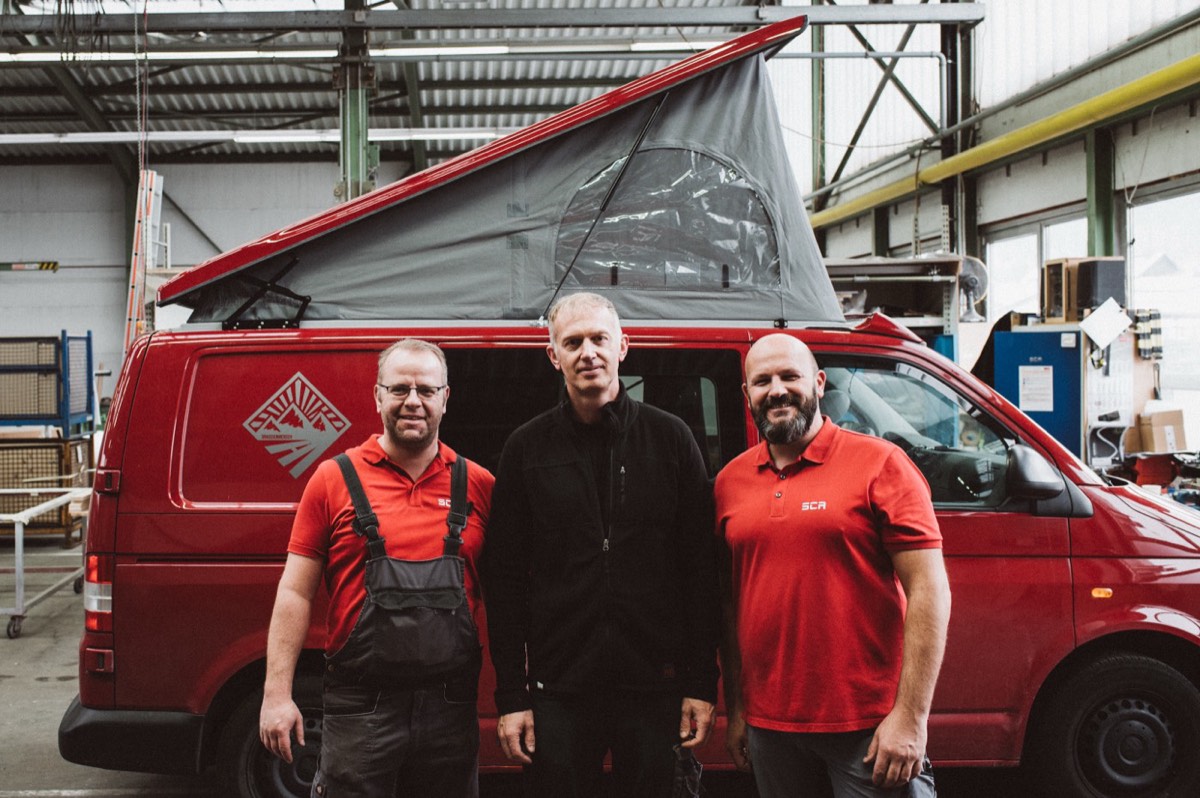 Das SCA-Einbauteam um Marc beim Aufstelldach-Einbau am VW T5
