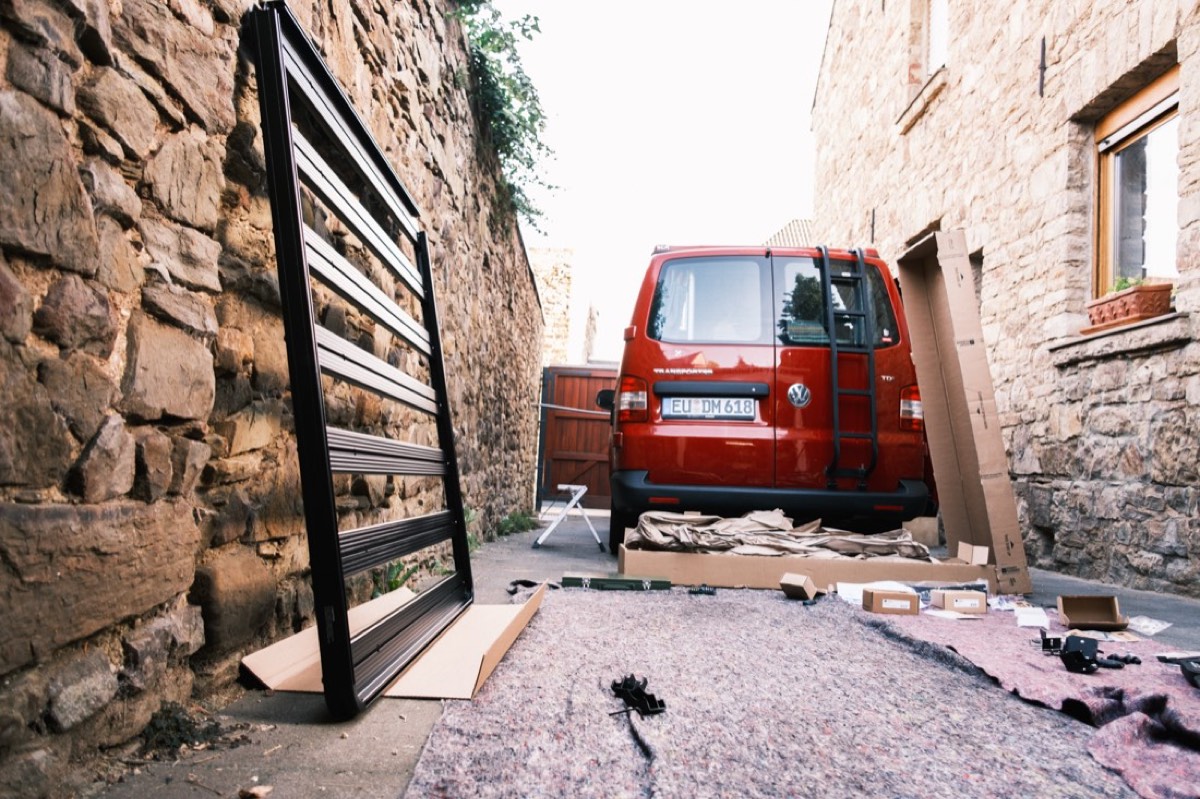 Montage des Front-Runner-Dachträgers auf dem SCA-Aufstelldach des VW T5