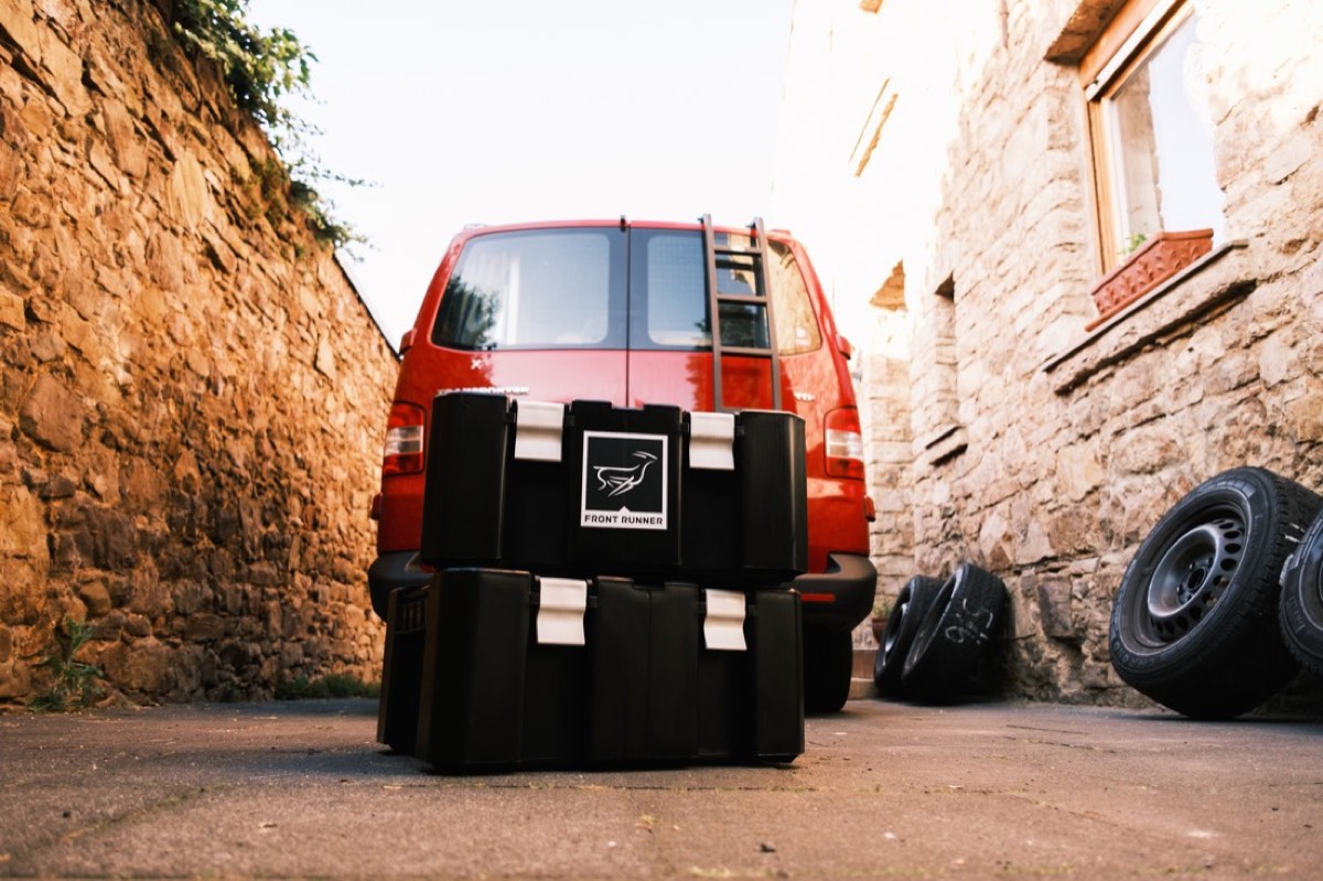 Montage des Front-Runner-Dachträgers auf dem SCA-Aufstelldach des VW T5