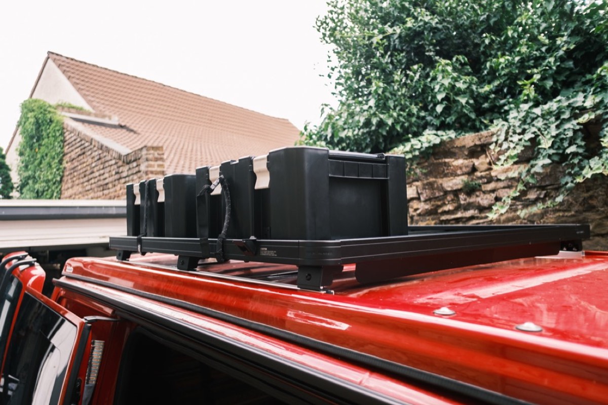 Montage des Front-Runner-Dachträgers auf dem SCA-Aufstelldach des VW T5
