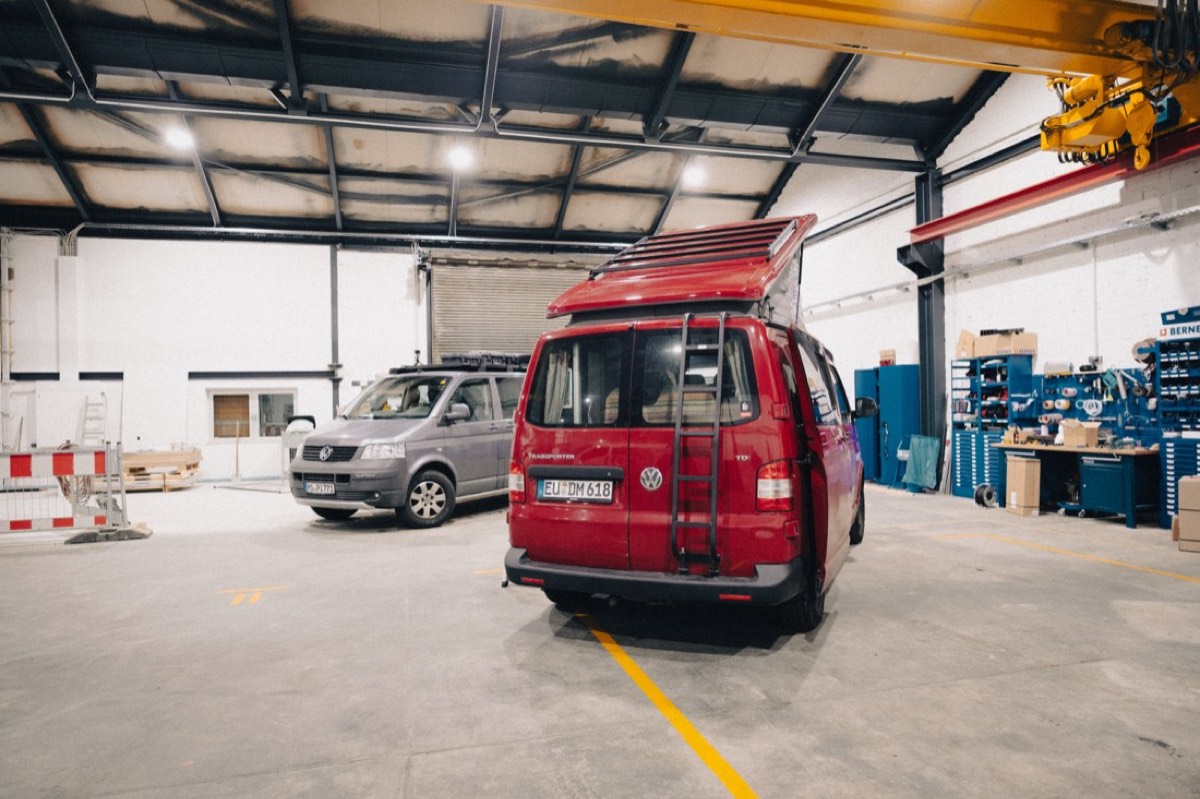 Flaches Roocon-Leichtbau-Schienensystem auf dem Aufstelldach des VW T5