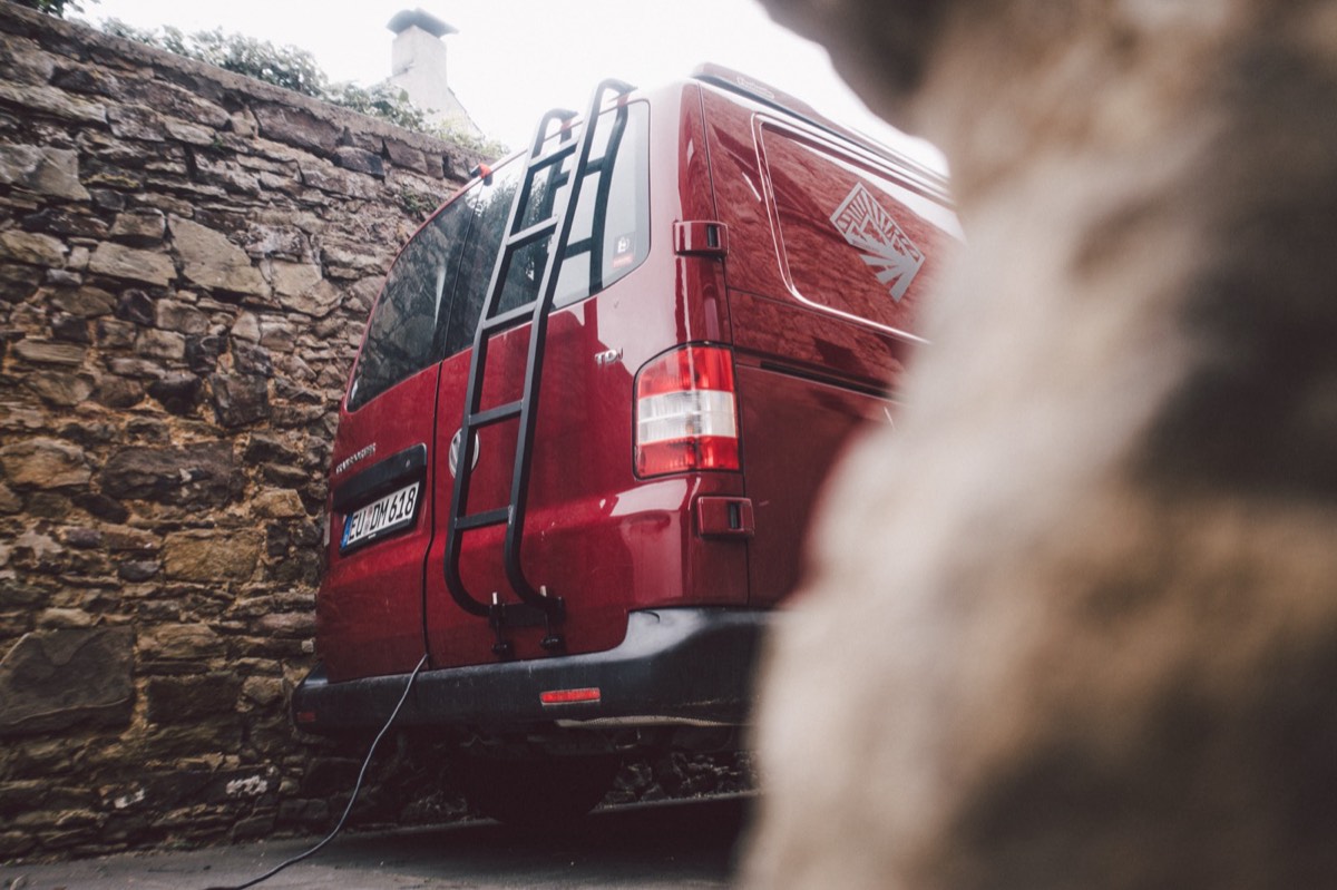 Geklemmte Heckleiter am VW T5, ohne Bohrung ins Blech