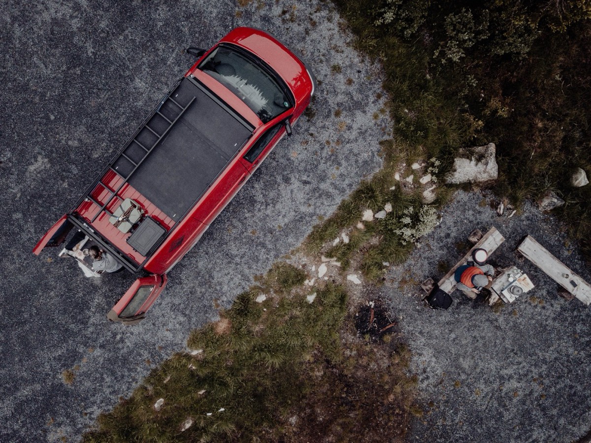 Gekürzte Aluleiter mit Spanngurten auf dem MK1-Dachträger des VW T5