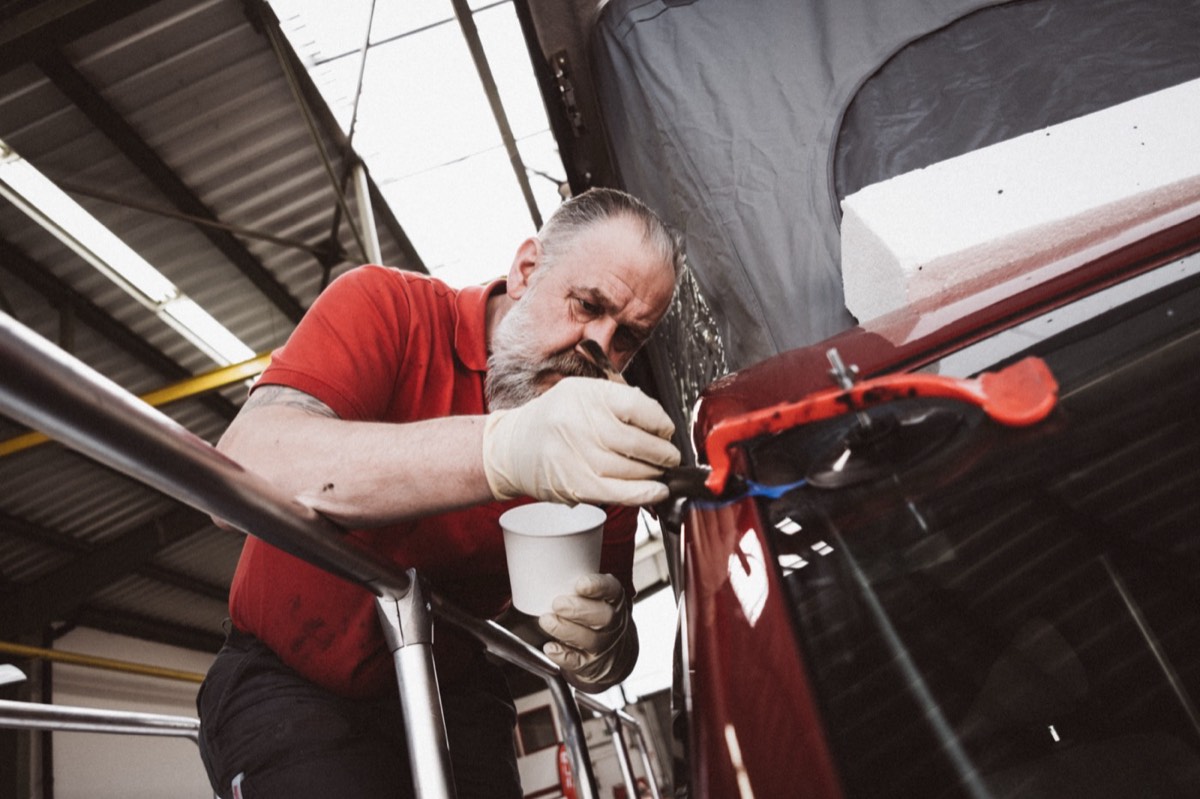 Montage der Brandrup Multirail am VW T5, verklebt mit Sikaflex
