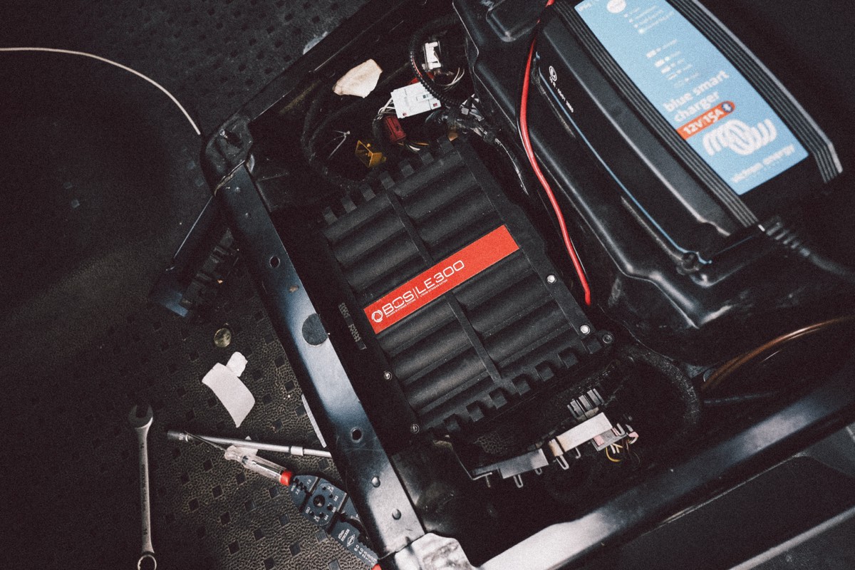BOS LE300 Lithium-Module mit Victron-Ladegerät im Sitzkasten des VW T5