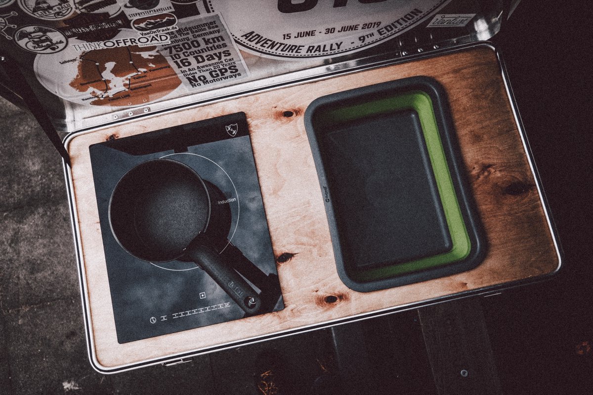 Induktionsplatte in der Küchenbox im VW T5 (Mark 1)