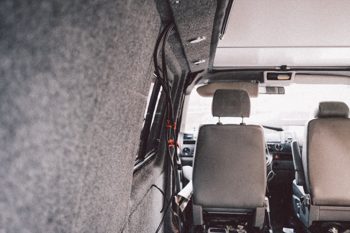 Beschriftete Leerrohre für die saubere Kabelverlegung im VW T5 Campervan