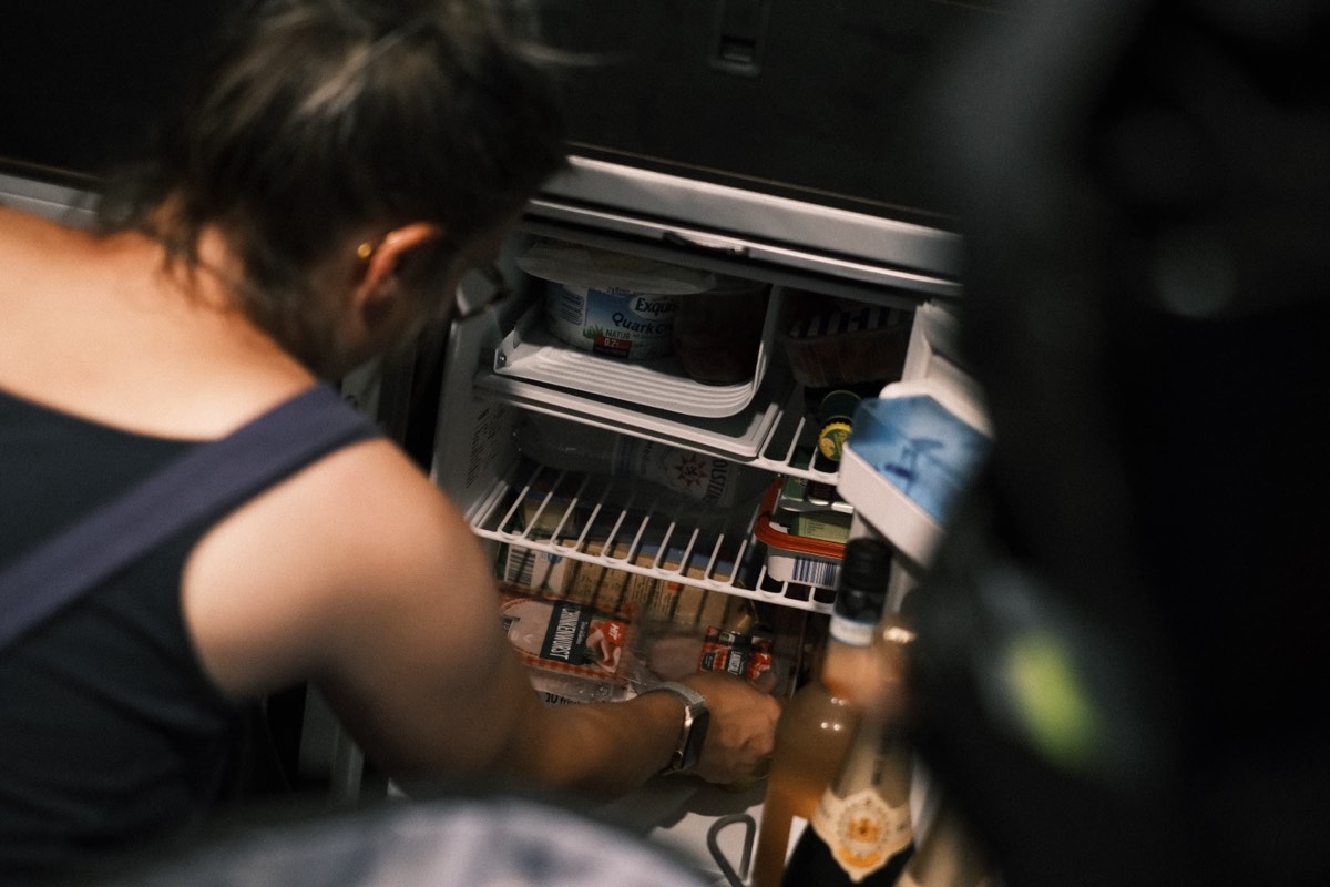 Maria räumt den Dometic-Kühlschrank reisefertig mit Lebensmitteln ein