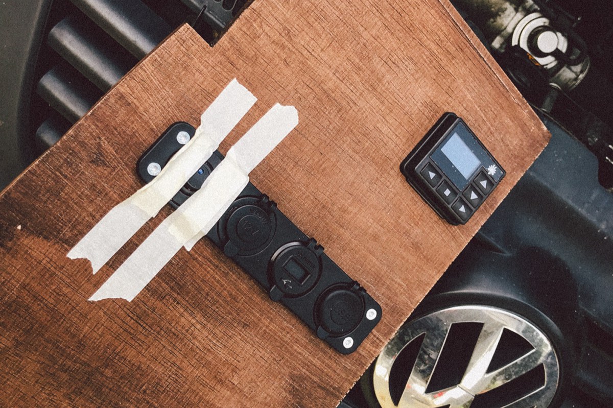 Mark-1-Schaltbrett mit Multifunktionsleiste, Voltmeter und Heizungs-Bedienteil im VW T5