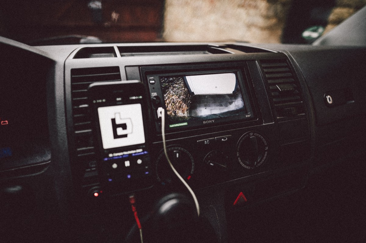 Autoradio mit CarPlay zeigt das Bild der Rückfahrkamera im VW T5