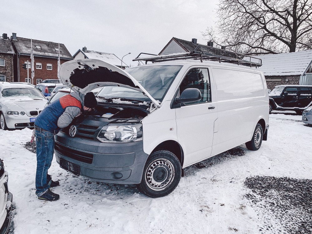 Weißer VW T5.2 mit langem Radstand bei der Besichtigung beim Händler