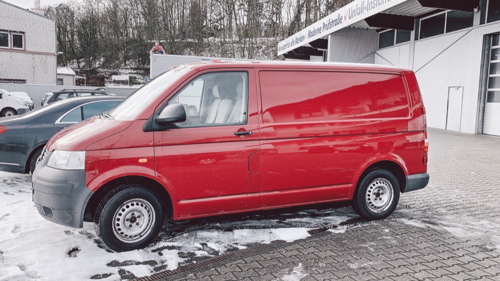 Roter VW T5.1 in Mönchengladbach kurz vor dem Kauf