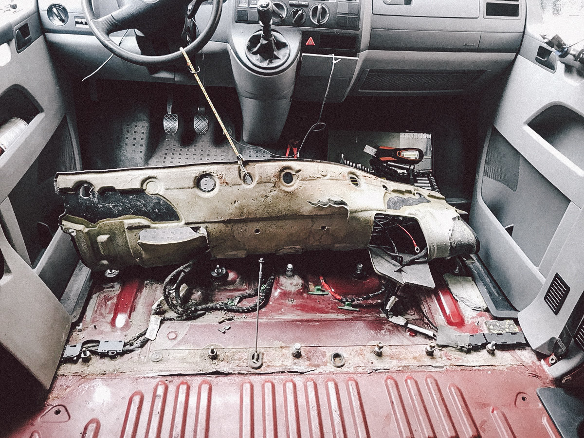 Rost unter dem Fahrerteppich im VW T5 — was der Teppich verschweigt