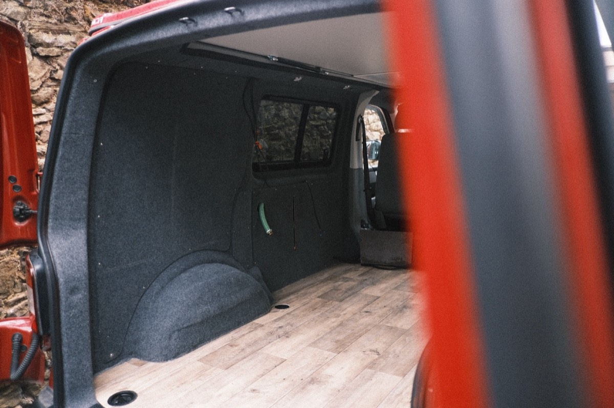 Unsichtbar verbauter Grauwassertank am Unterboden des VW T5