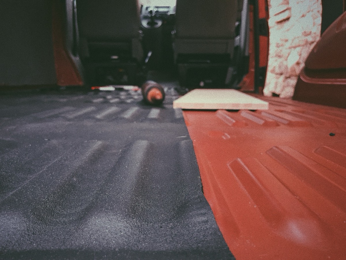 Minimale Bodendämmung mit 6 mm Armaflex im VW T5