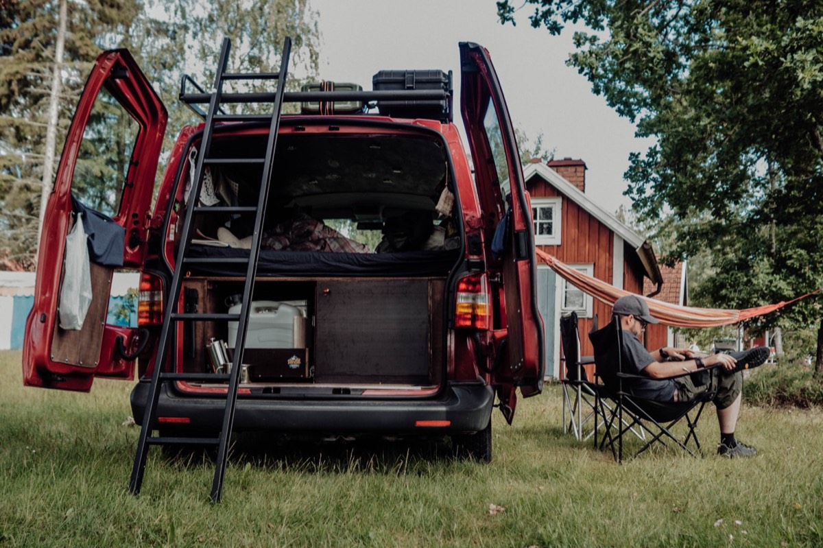 Blick durch die offenen Hecktüren in den kompletten Mark-1-Innenausbau (Bärenarsch) des VW T5