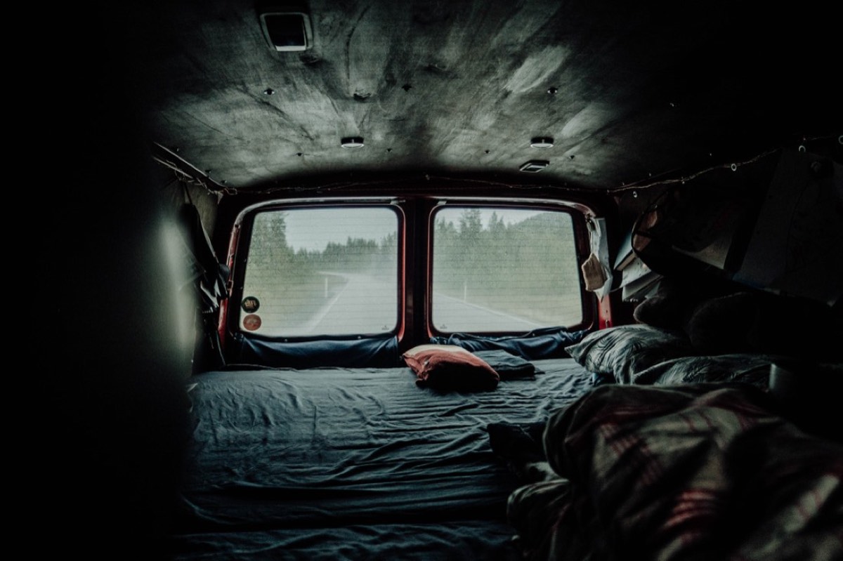 Mark-1-Innenausbau im VW T5 während der Fahrt, hinten das Bett, draußen Regen, vom Beifahrersitz aufgenommen