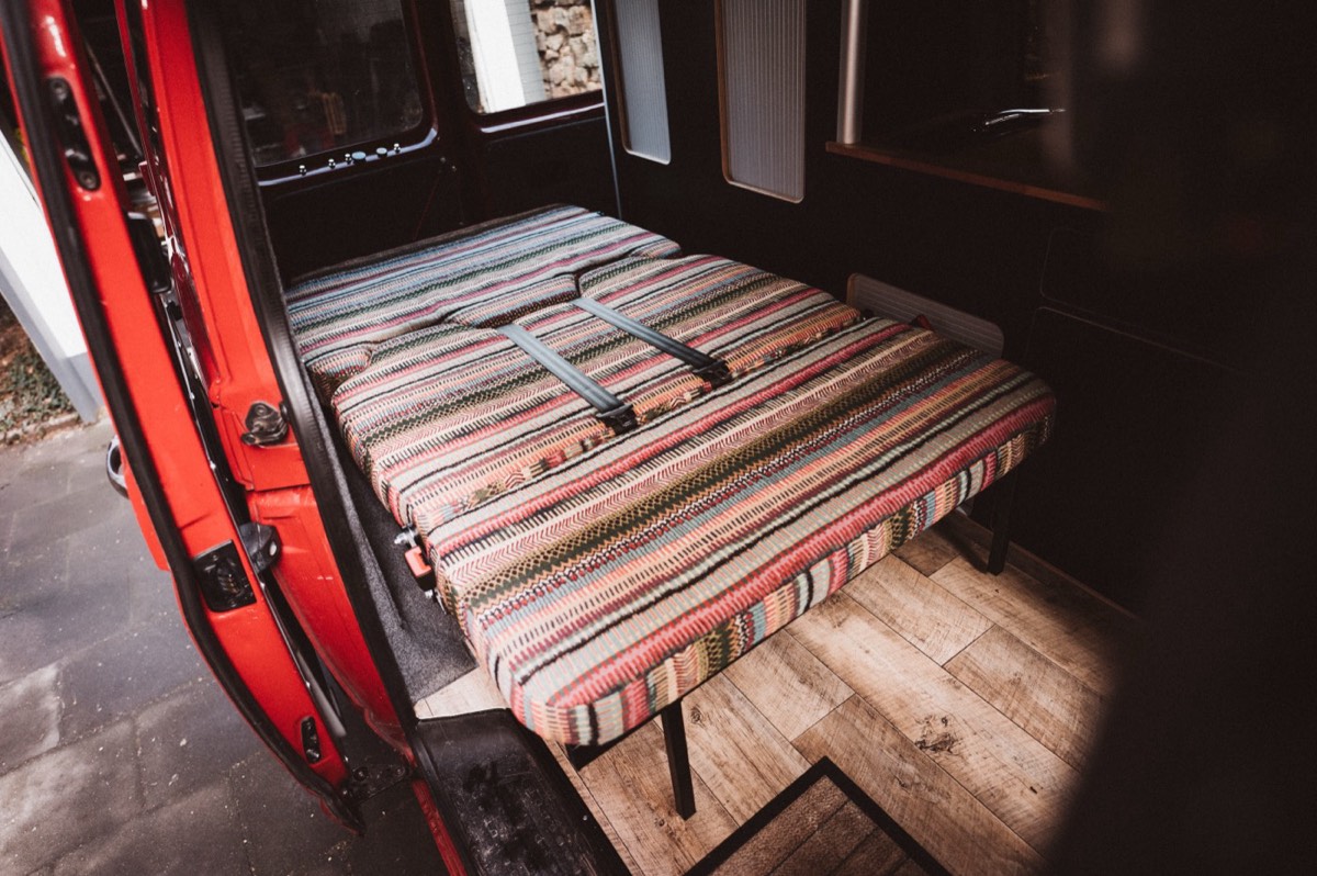Zugelassene Rusty Lee Schlafsitzbank im VW T5, Mark 2