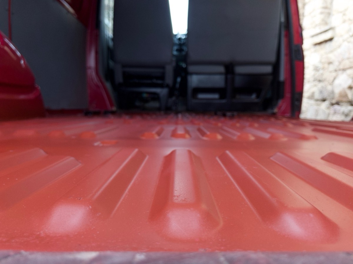 Gereinigte und mit Speziallack konservierte Ladefläche im VW T5