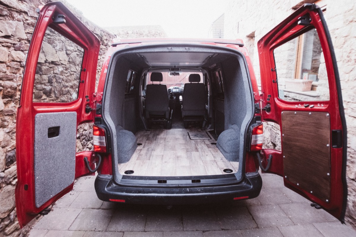 Zweiteilige Bodenplatte im VW T5