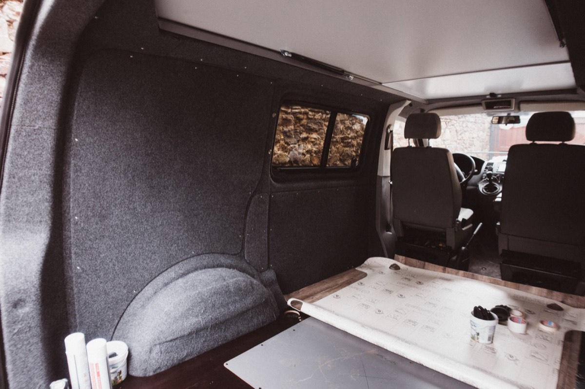 Neuer PVC-Bodenbelag auf der zweiteiligen Bodenplatte im VW T5