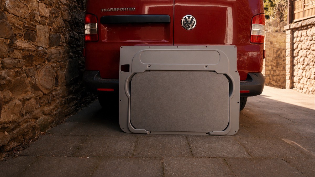 Eingehängter Campingtisch im VW T5 im Einsatz