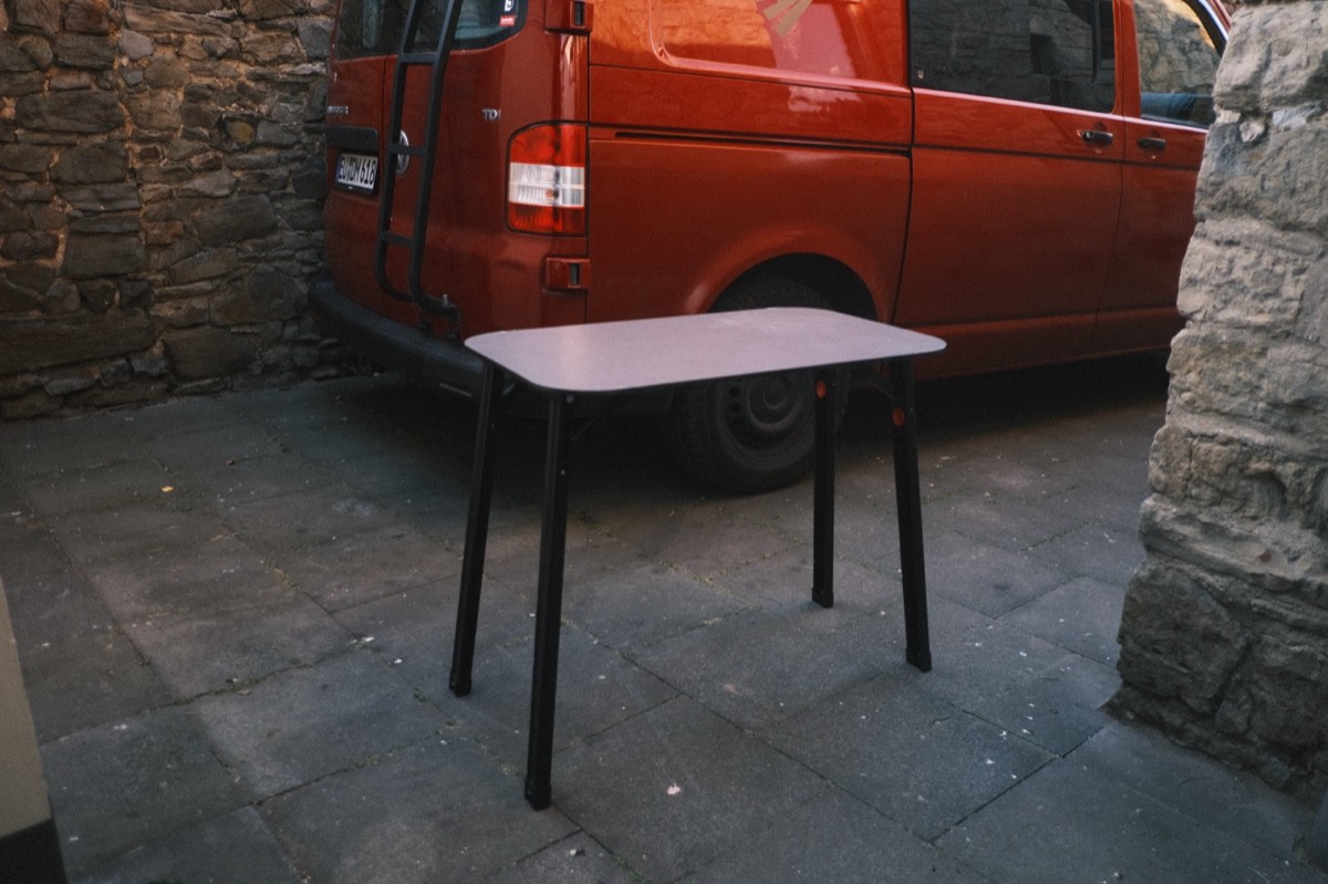 Eingehängter Campingtisch in der Schiebetür-Verkleidung des VW T5
