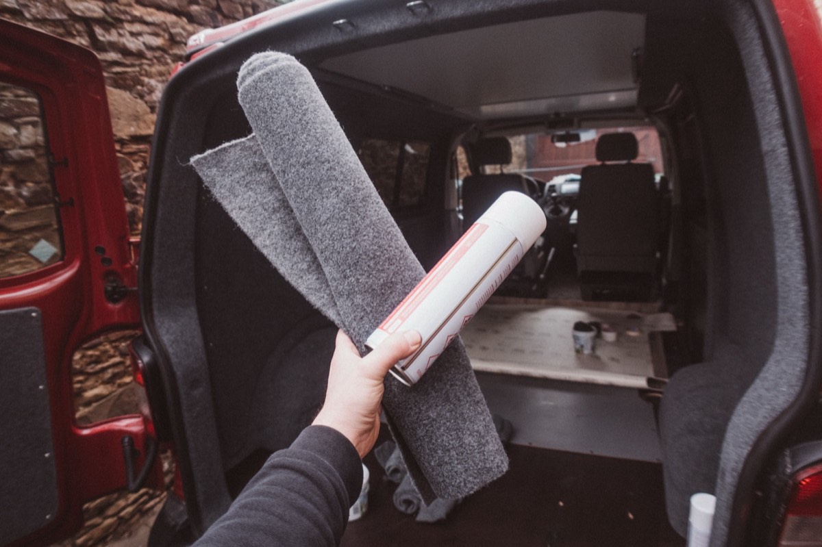 VW T5 Innenverkleidung wird mit Filz beklebt