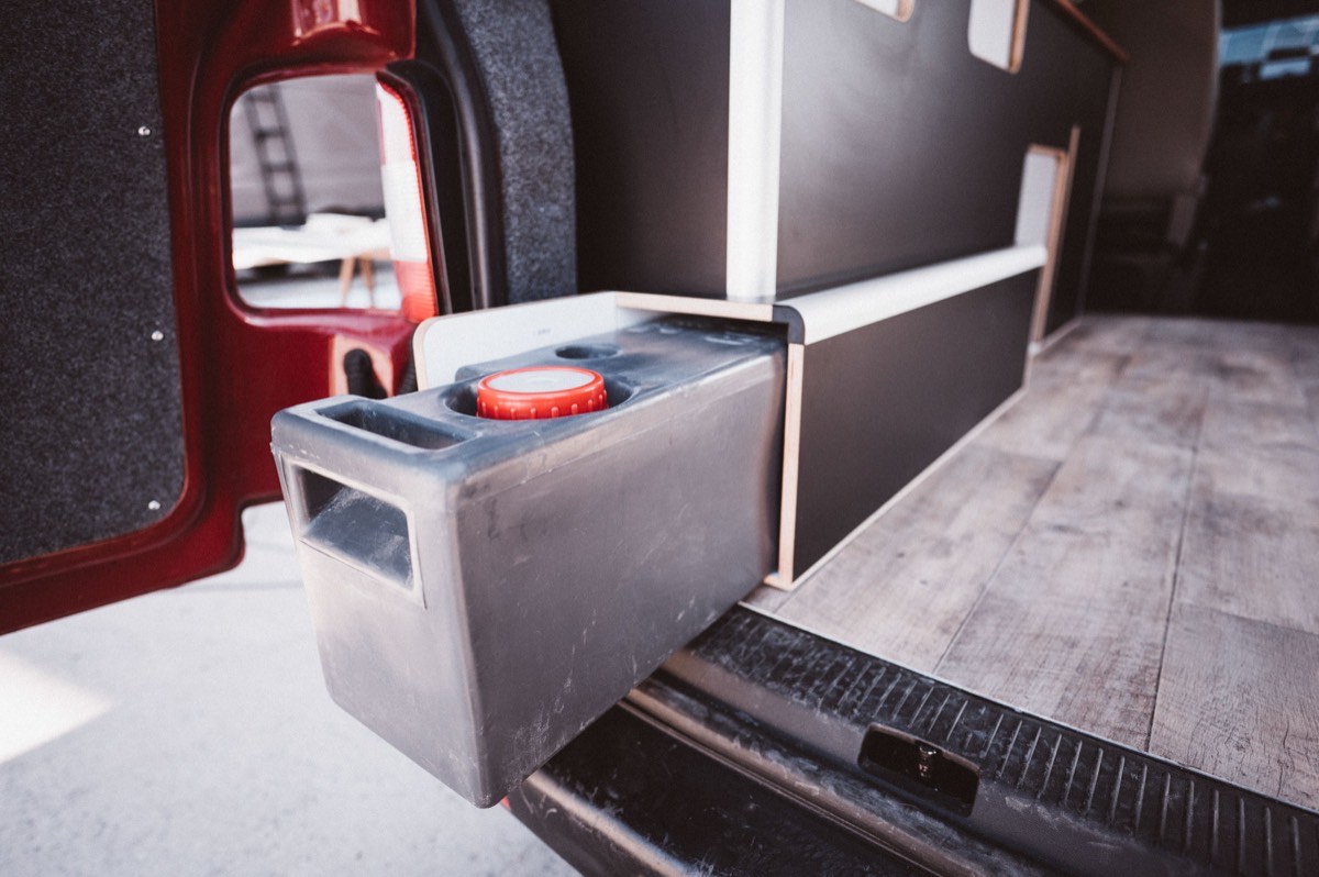 Frischwassertank unter dem Kleiderschrank im VW T5