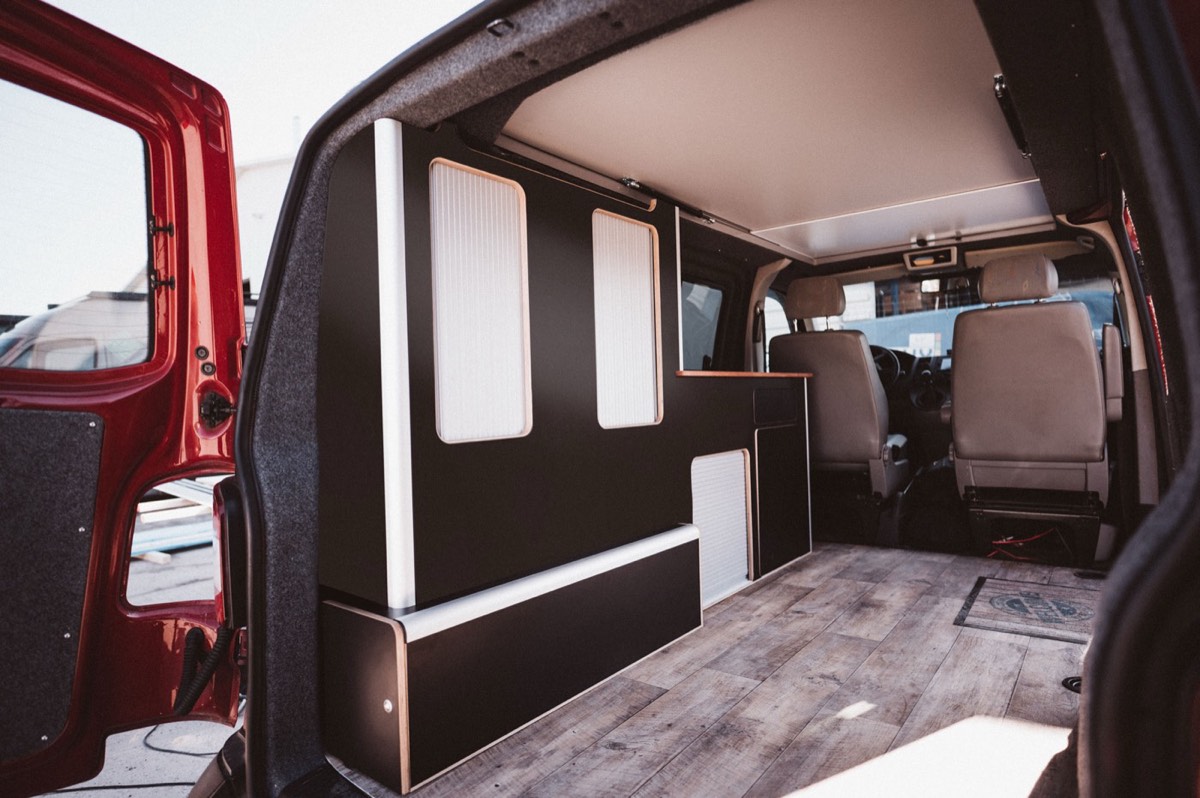 Fertige Mark-2-Küche im VW T5 von Christopher Vanlife