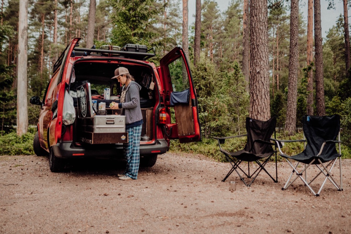 Kochen an der Mark-1-Küchenbox über die Hecktüren des VW T5