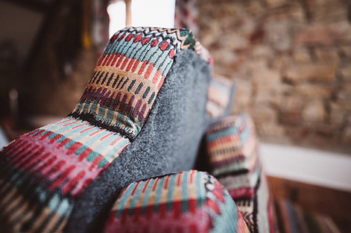 Maria näht und bezieht die Sitzpolster