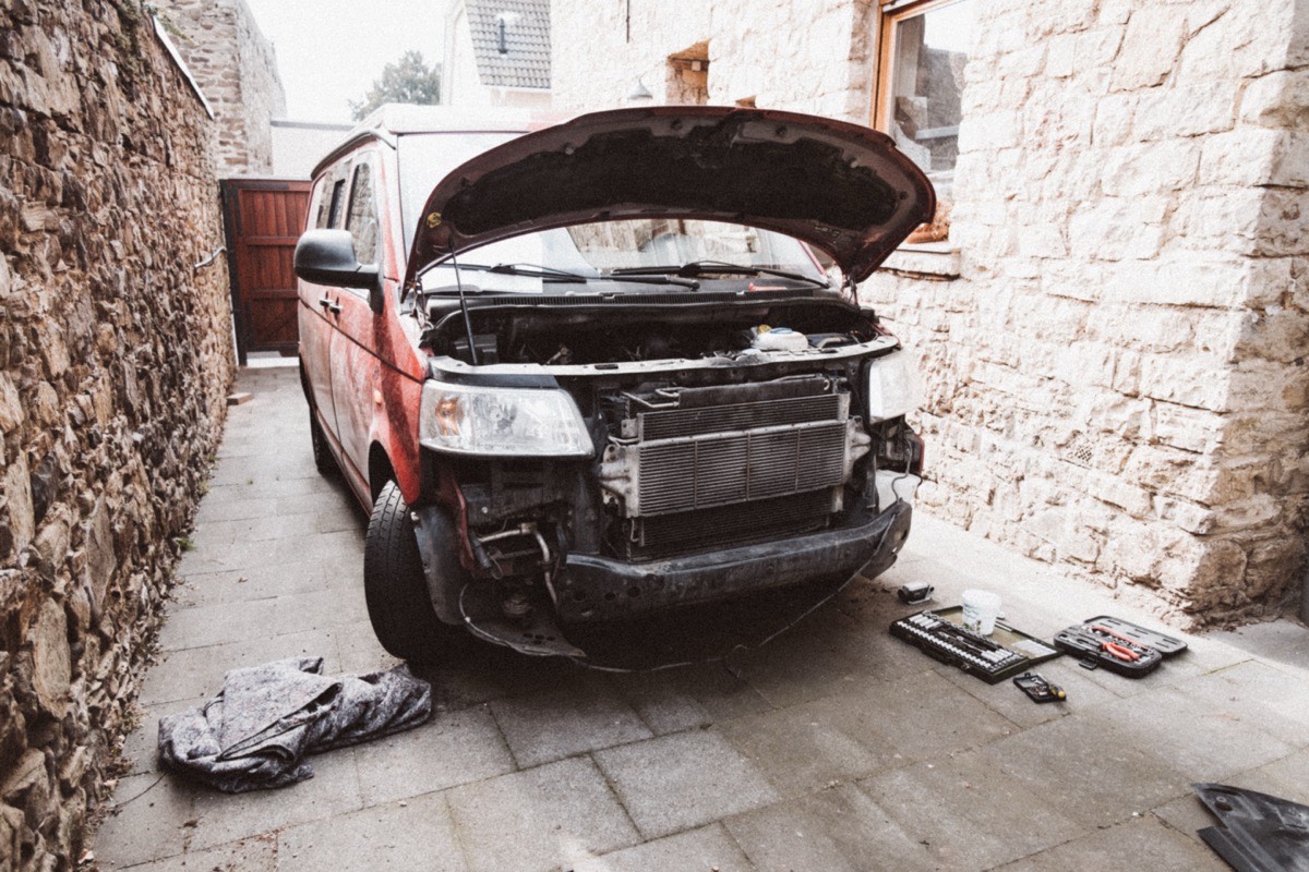 Ausgebauter Kühler und Kühlergrill am VW T5